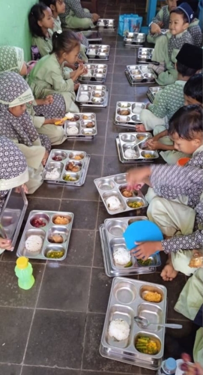 Makan Bergizi Gratis Untuk Siapa?