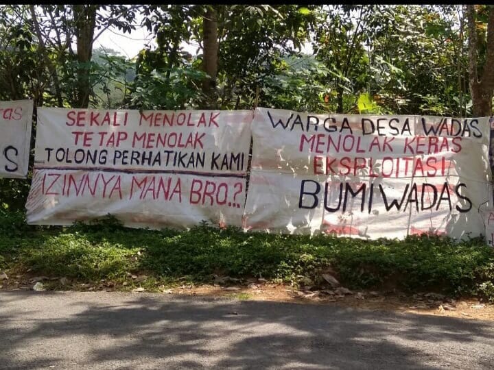 12 16 04 spanduk wadas