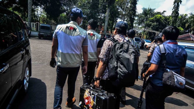 5cc2e054b631e petugas komisi pemberantasan korupsi kpk tiba untuk penggeledahan kantor dinas 663 372