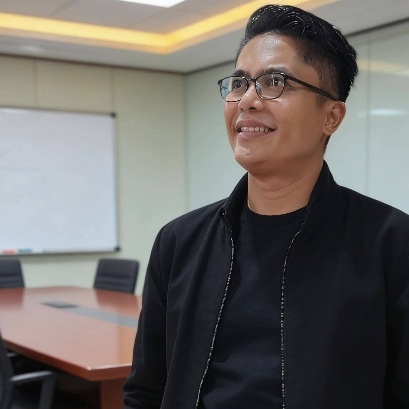 Melompatlah Dari Gereja Yang Pendetanya Sibuk Mengintai Uangmu.