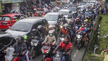 kepadatan kendaraan di jalur wisata puncak 1 169